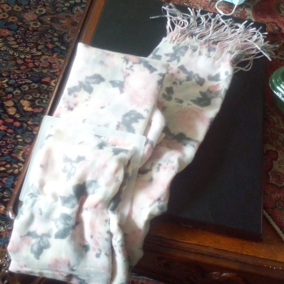 Cute Shawl - Picture 3 of 3